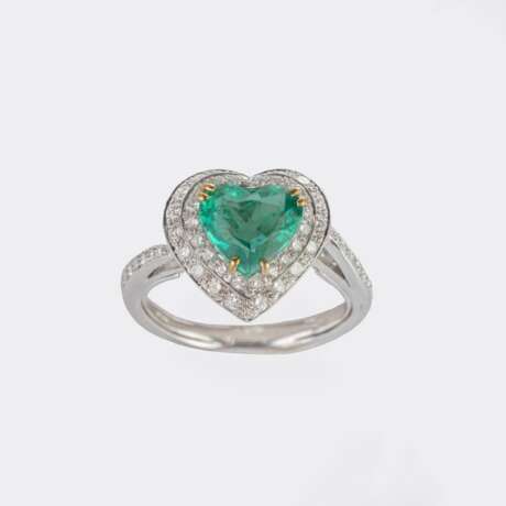 Feiner Smaragd Brillant Ring in Herzform. - фото 3