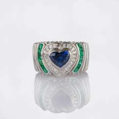 Diamant Smaragd Bandring mit Saphir im Herzschliff.