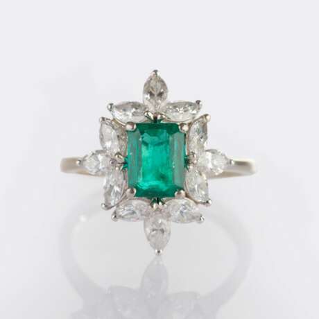 Feiner Vivid Green Smaragd Ring mit Diamant-Besatz. - photo 1