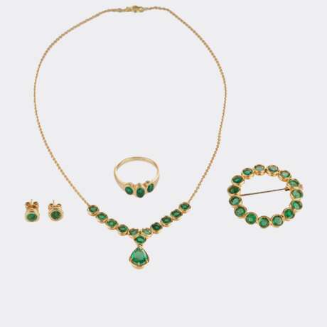 Smaragd-Schmuckset: Kette, Brosche, Ring und Paar Ohrstecker. - фото 2