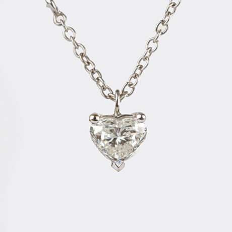 Zierliche Brillant-Kette mit Solitär-Diamant im Herzschliff. - фото 1