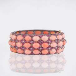 Farbfeiner Korallen Rubin Armreif mit Diamanten.