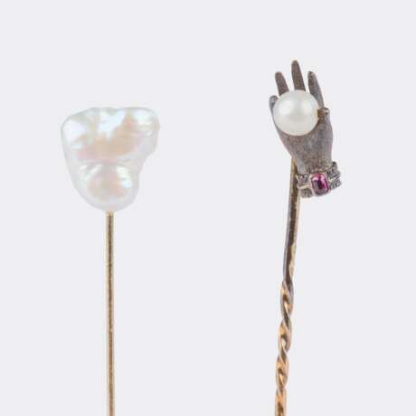 Zwei Novelty-Jewellerypieces Nadeln mit Perl-Besatz. - photo 1
