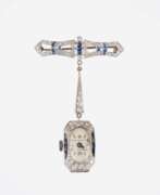 Catalogue des produits. Juta. Art-déco Damen-Anhängeruhr an Brosche mit Diamanten und Saphiren.