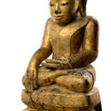 Skulptur des Buddha Shakyamuni aus Holz mit goldener und schwarzer Lackfassung - фото 1