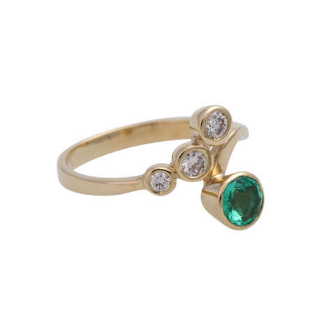 Ring mit 3 Brillanten, zusammen ca. 0,2 ct und Smaragd, ca. 0,3 ct, - фото 2