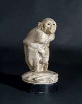 Wilhelm Krieger (Norderney 1877 - Herrsching 1945). Seltene Marmorskulptur 'Rhesusaffe'.