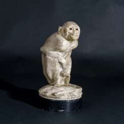 Wilhelm Krieger (Norderney 1877 - Herrsching 1945). Seltene Marmorskulptur 'Rhesusaffe'.