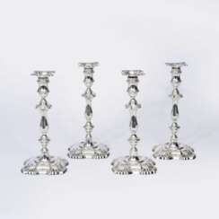 William Hutton & Sons Ltd. reg. 1894. Satz von vier Edwardian Kerzenleuchtern.