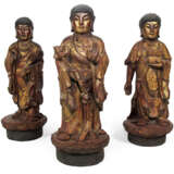 Drei Buddhas aus Holz mit roter und goldfarbener Lackfassung - photo 1