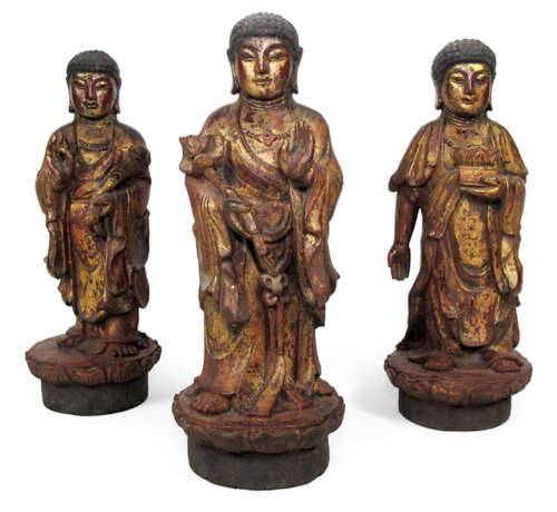 Drei Buddhas aus Holz mit roter und goldfarbener Lackfassung - photo 1