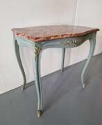 Catalogue des produits. Belle table avec plateau en marbre 