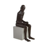 SCHIRMER, SABINE MARIA (südd. Künstlerin 20./21. Jahrhundert), "Sitzender Mann", - Foto 3
