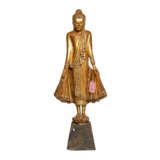Holzfigur des stehenden Buddha. THAILAND, 20. Jahrhundert. - Foto 1