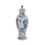Blau-weisse Deckelvase. CHINA, Qing-Dynastie, 19. Jahrhundert. - photo 2