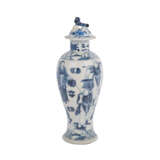 Blau-weisse Deckelvase. CHINA, Qing-Dynastie, 19. Jahrhundert. - Foto 3