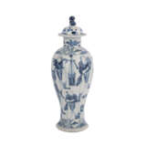 Blau-weisse Deckelvase. CHINA, Qing-Dynastie, 19. Jahrhundert. - Foto 4