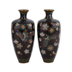 Paar Cloisonné-Vasen. JAPAN, Meiji-Zeit (1868-1912).