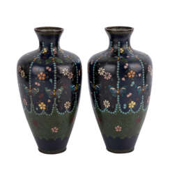 Paar Cloisonné-Vasen. JAPAN, Meiji-Zeit (1868-1912)