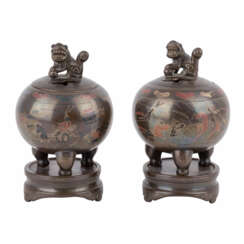 Paar kleine Weihrauchbrenner aus Bronze. CHINA, 20. Jahrhundert,