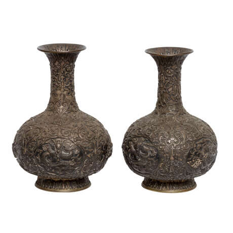 Paar Vasen aus Silber. CHINA, um 1900. - фото 1