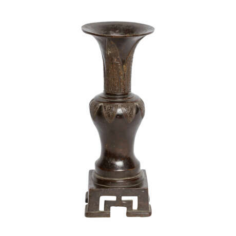 Vase auf mitgegossenem Sockel aus Bronze. CHINA, 18./19. Jahrhundert. - photo 2