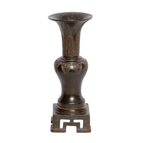 Vase auf mitgegossenem Sockel aus Bronze. CHINA, 18./19. Jahrhundert. - photo 3