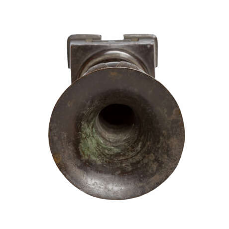 Vase auf mitgegossenem Sockel aus Bronze. CHINA, 18./19. Jahrhundert. - Foto 6
