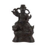 Schwere Bronze des Vaisravana (Jambhala). SINOTIBETISCH, 18./19. Jahrhundert. - photo 2
