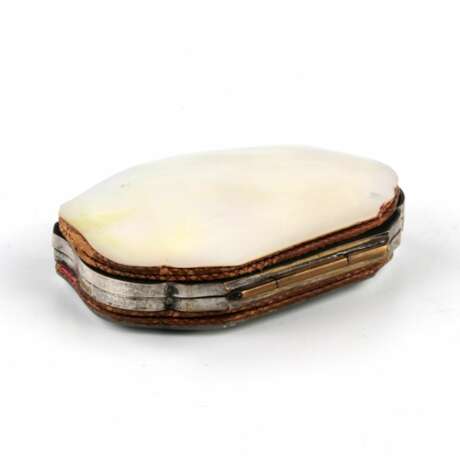 Sleek wallet with mother-of-pearl lids and hidden compartment. Leather Neo-baroque At the turn of 19th -20th century - photo 7 Sleek wallet with mother-of-pearl lids and hidden compartment. Leather Neo-baroque At the turn of 19th -20th century - photo 7