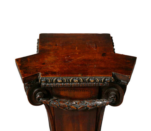 A GEORGE III MAHOGANY PEDESTAL - photo 4 A GEORGE III MAHOGANY PEDESTAL - photo 4