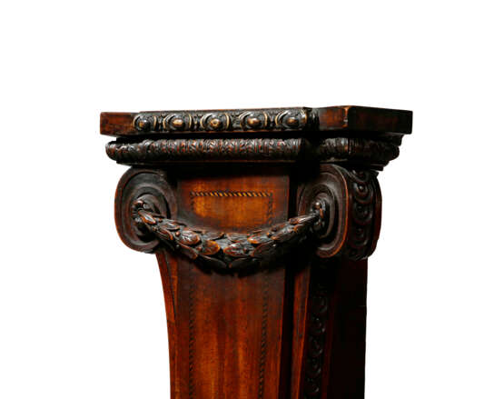 A GEORGE III MAHOGANY PEDESTAL - photo 5 A GEORGE III MAHOGANY PEDESTAL - photo 5