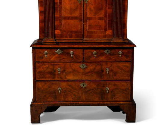 A NORTH EUROPEAN WALNUT AND MARQUETRY-INLAID CABINET-ON-CHEST - фото 3
