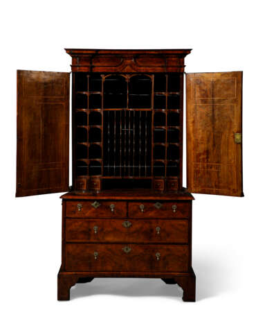 A NORTH EUROPEAN WALNUT AND MARQUETRY-INLAID CABINET-ON-CHEST - фото 4
