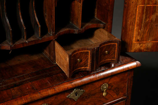 A NORTH EUROPEAN WALNUT AND MARQUETRY-INLAID CABINET-ON-CHEST - фото 13
