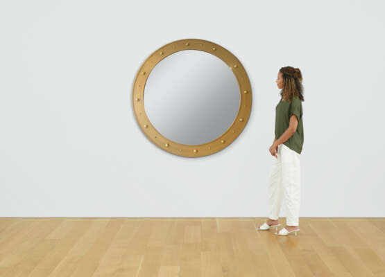 A LARGE CIRCULAR GILT-STEEL MIRROR - фото 3