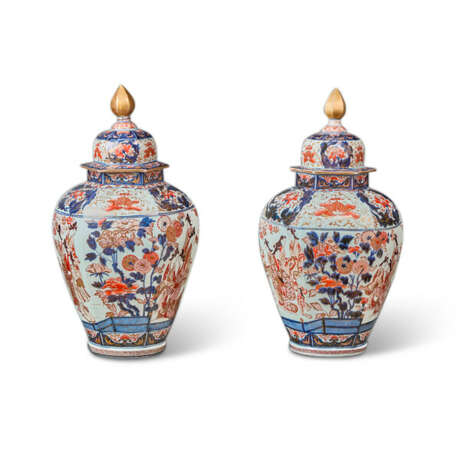 A PAIR OF JAPANESE PORCELAIN IMARI 'TEMPLE' JARS AND COVERS - photo 1