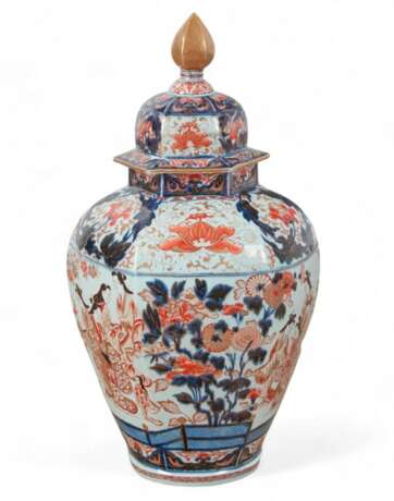 A PAIR OF JAPANESE PORCELAIN IMARI 'TEMPLE' JARS AND COVERS - photo 2