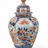 A PAIR OF JAPANESE PORCELAIN IMARI 'TEMPLE' JARS AND COVERS - photo 2