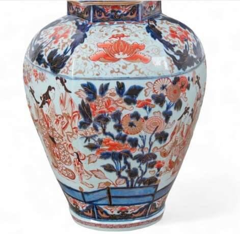 A PAIR OF JAPANESE PORCELAIN IMARI 'TEMPLE' JARS AND COVERS - photo 3