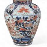 A PAIR OF JAPANESE PORCELAIN IMARI 'TEMPLE' JARS AND COVERS - photo 3