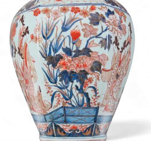 A PAIR OF JAPANESE PORCELAIN IMARI 'TEMPLE' JARS AND COVERS - photo 4