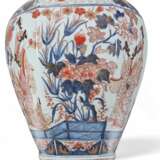 A PAIR OF JAPANESE PORCELAIN IMARI 'TEMPLE' JARS AND COVERS - photo 4