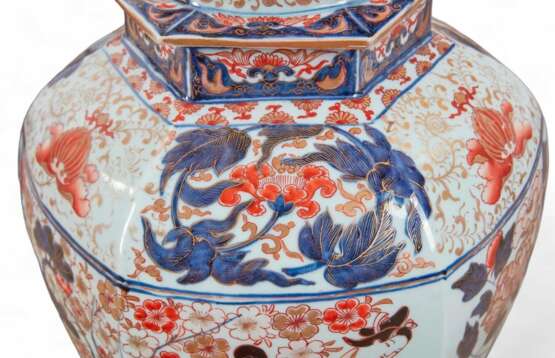 A PAIR OF JAPANESE PORCELAIN IMARI 'TEMPLE' JARS AND COVERS - photo 5