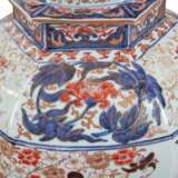 A PAIR OF JAPANESE PORCELAIN IMARI 'TEMPLE' JARS AND COVERS - photo 5