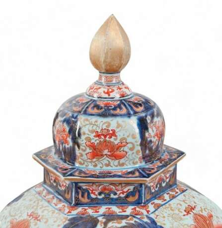 A PAIR OF JAPANESE PORCELAIN IMARI 'TEMPLE' JARS AND COVERS - photo 6