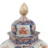 A PAIR OF JAPANESE PORCELAIN IMARI 'TEMPLE' JARS AND COVERS - photo 6