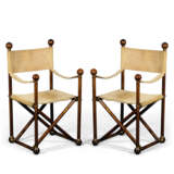 A PAIR OF WALNUT CAMPAIGN STYLE FOLDING CHAIRS - Foto 1