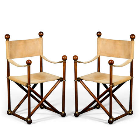 A PAIR OF WALNUT CAMPAIGN STYLE FOLDING CHAIRS - Foto 1