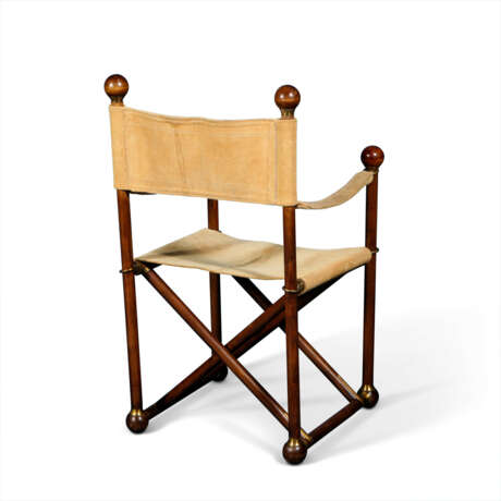 A PAIR OF WALNUT CAMPAIGN STYLE FOLDING CHAIRS - Foto 2